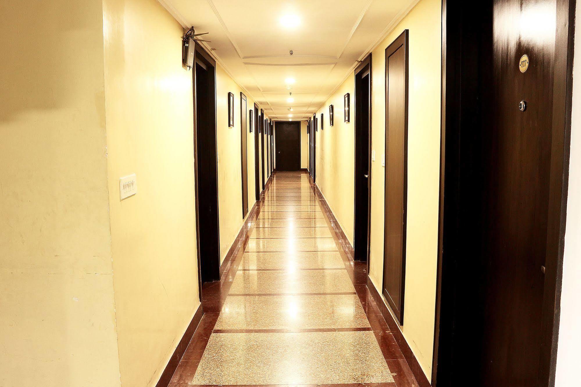 Indismart Hotel Calcutá Exterior foto